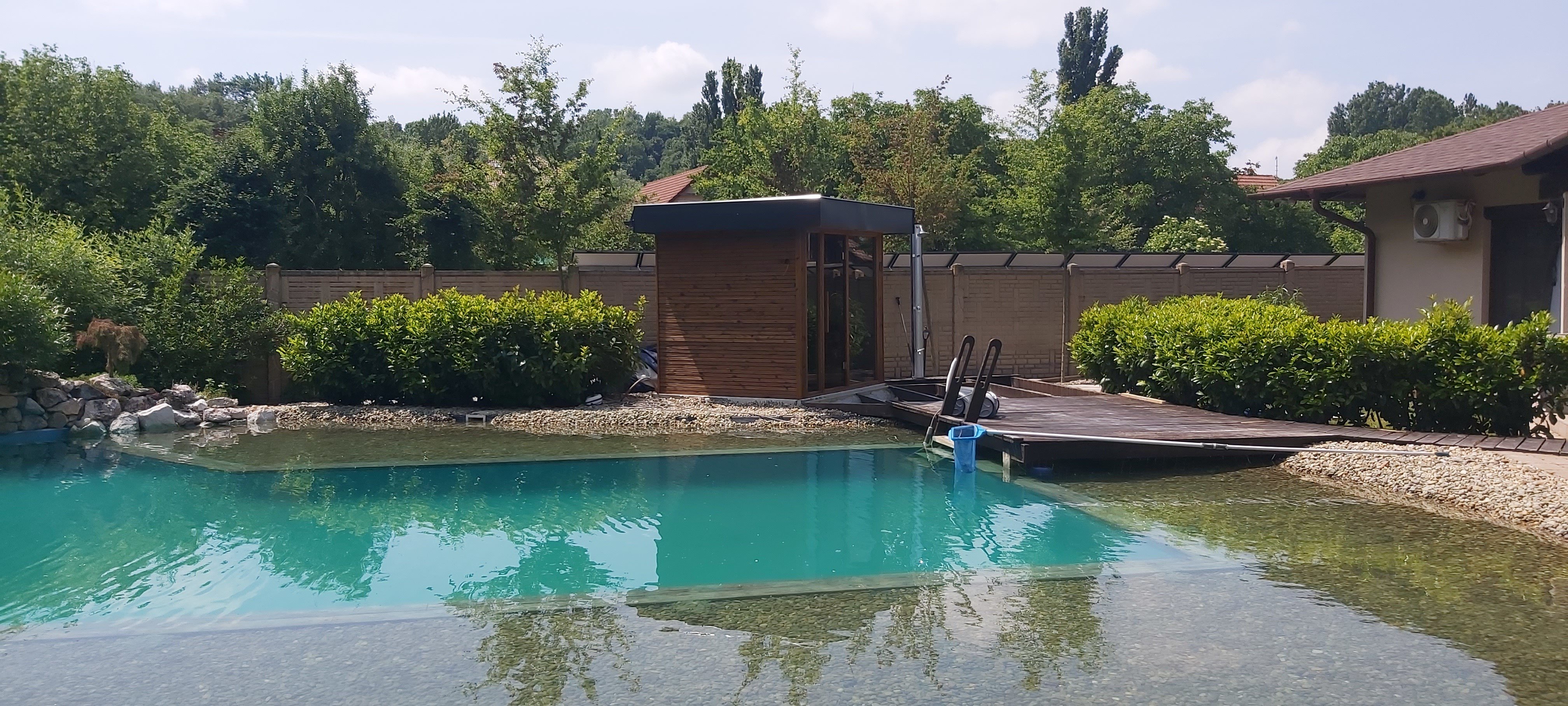 modern egyedi kerti szaunaház nagy panoráma üvegfallal és hőszigetelt fa szerkezettel